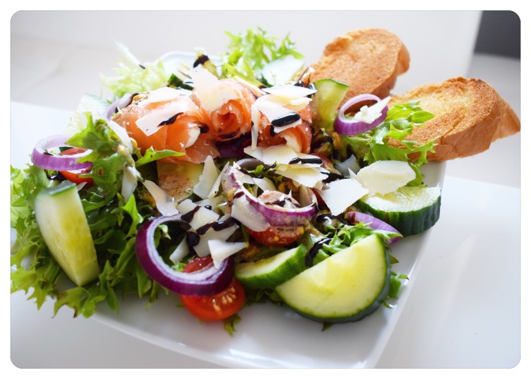 Salat mit Lachsröllchen und knusprigem Knoblauch-Baguette